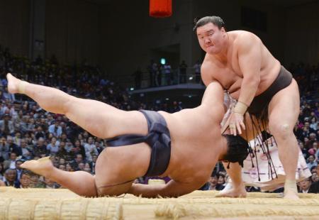 白鵬、稀勢の里退け１１連勝