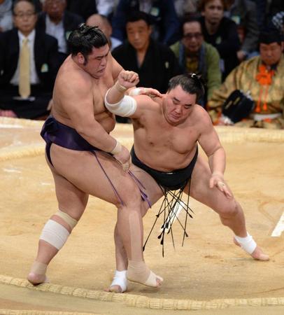 　栃煌山（左）を押し出しで下した日馬富士