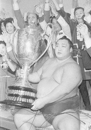 相撲協会の北の湖理事長が死去
