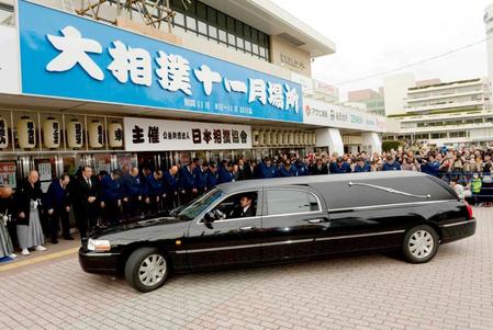　福岡国際センター前をゆっくりと走る北の湖理事長の遺体をのせた霊きゅう車