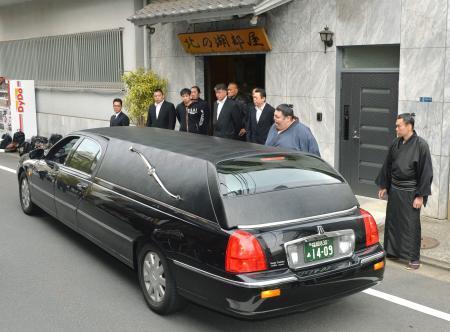 　北の湖部屋に到着した、北の湖理事長の遺体を乗せた車＝２２日午前、東京都江東区
