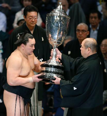 黒星の日馬富士、１３勝２敗でＶ