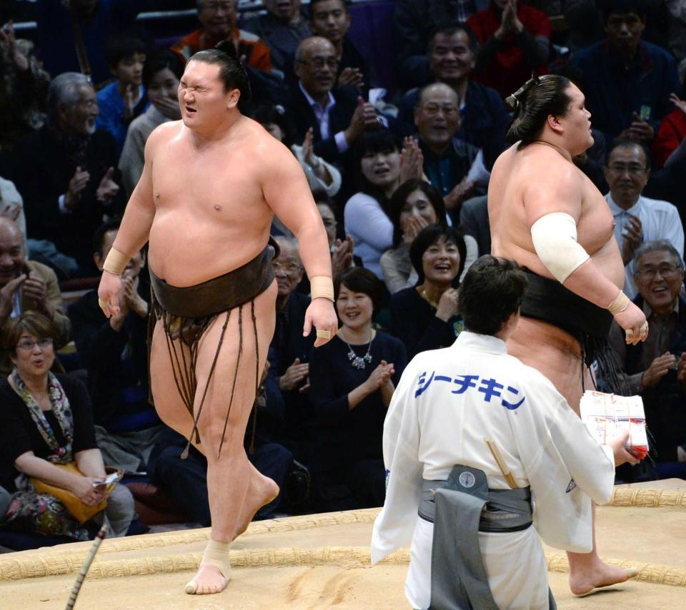 　照ノ富士に寄り切りで敗れ２敗目。顔をしかめる白鵬（左）