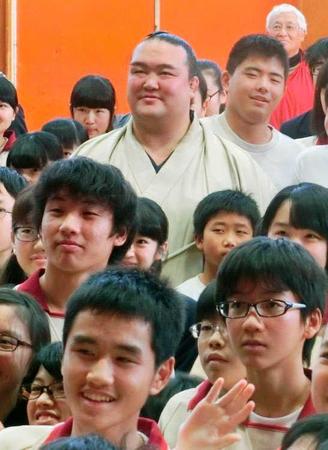 　母校の長山中学校で、生徒たちと記念撮影する大関稀勢の里（奥中央）