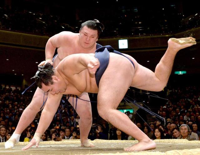 勢、横綱に初勝利「できることやった」