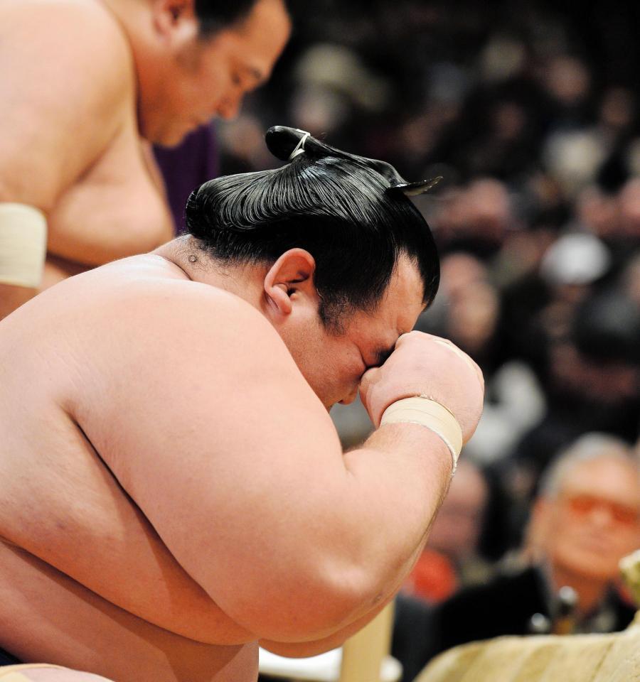 取り組み前に精神統一をする琴奨菊＝両国国技館（撮影・園田高夫）