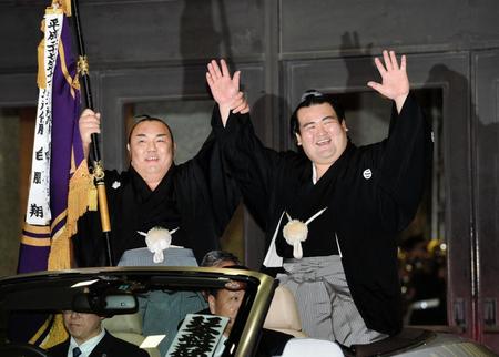 　旗手の琴勇輝（左）とオープンカーに乗りバンザイする琴奨菊（撮影・園田高夫）