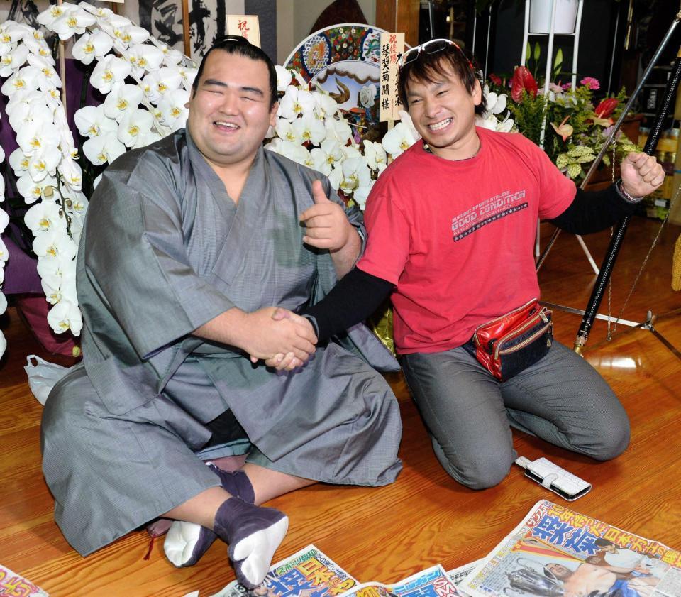 　トレーナーの塩田宗広さん（右）と優勝を喜ぶ琴奨菊