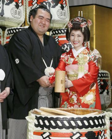 　披露宴で鏡開きをする大関琴奨菊（左）と祐未夫人＝３０日午後、東京都内のホテル