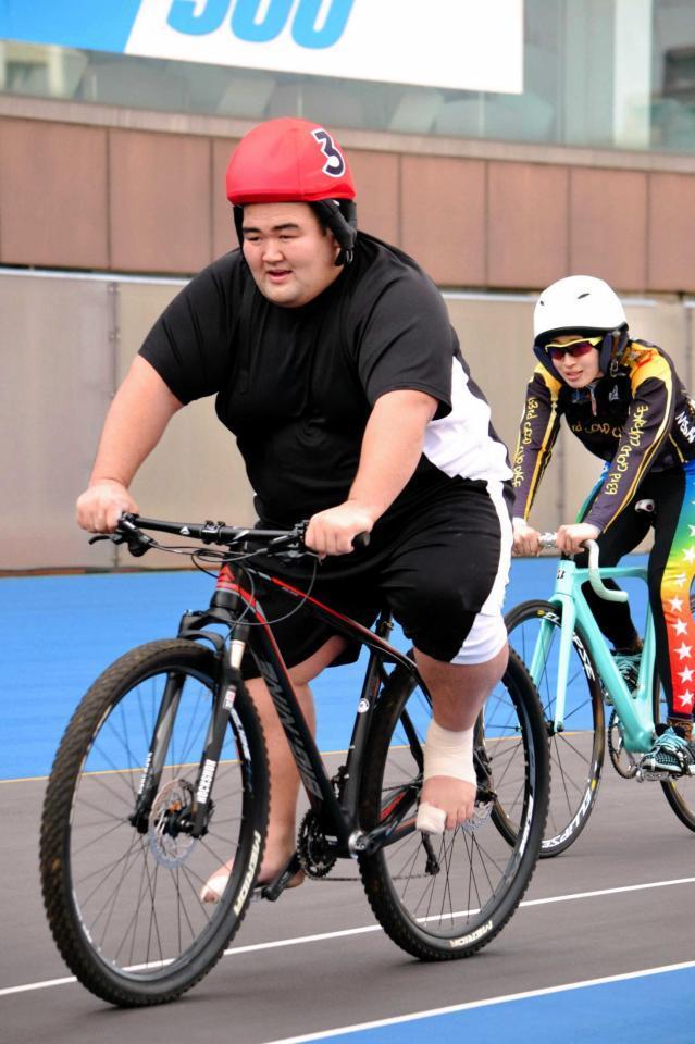 　自転車トレーニングに取り組む琴奨菊　