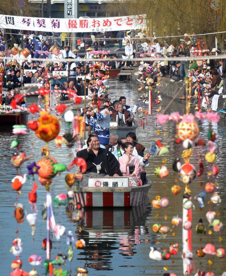 出身地・柳川での優勝パレードで、笑顔で手を振る琴奨菊関（手前左）と祐未夫人（同右）