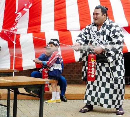 　水消化器で園児と種火の早消し対決を行った琴奨菊