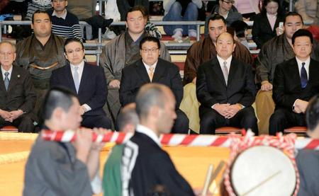 　大相撲春場所を控え、土俵祭りに出席した大関琴奨菊（後列左端）ら