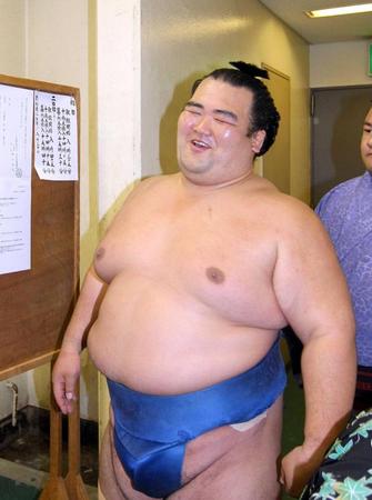 　連勝し支度部屋で笑顔を見せる琴奨菊