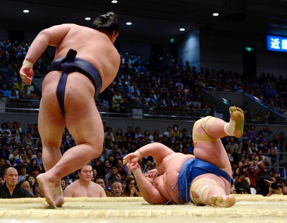 稀勢の里（左）に突き落としで敗れ２敗目を喫した琴奨菊＝エディオンアリーナ大阪