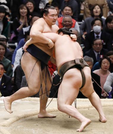 白鵬、単独首位キープ