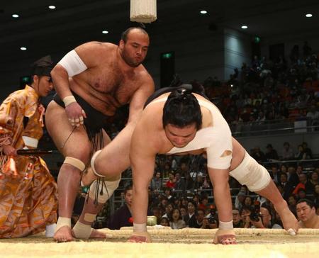 大砂嵐がはたき込みで千代の国（右）を破る