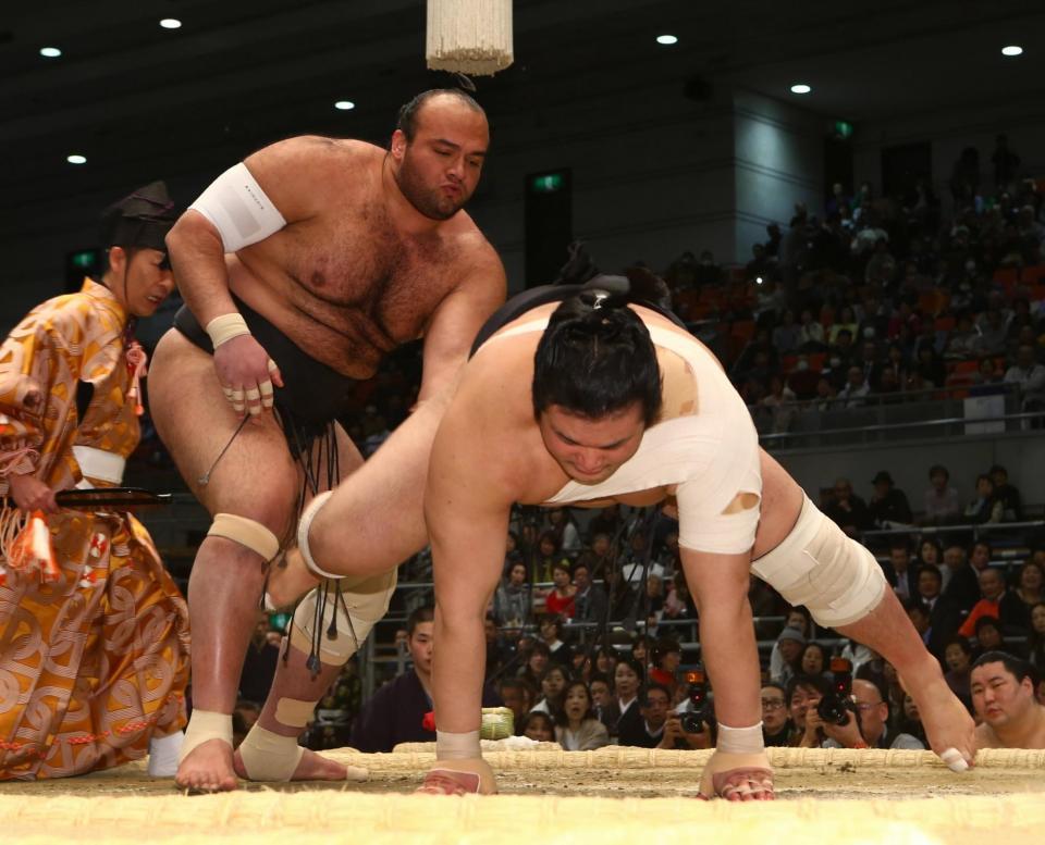 大砂嵐がはたき込みで千代の国（右）を破る