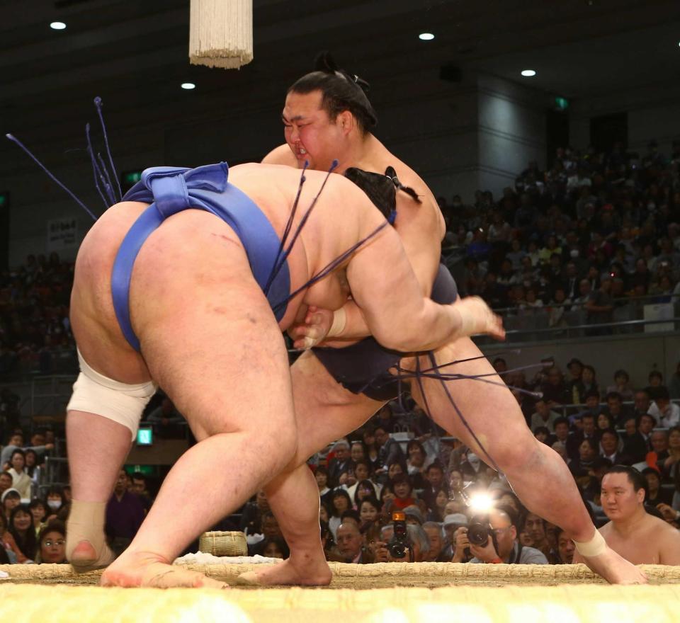 　寄り切りで碧山（手前）を下した稀勢の里