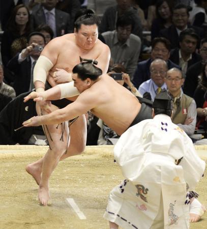 　日馬富士を突き落としで破り、３６度目の優勝を決めた白鵬＝エディオンアリーナ大阪