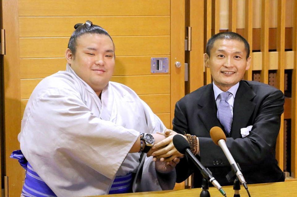 　貴乃花親方（右）と握手する新十両の佐藤