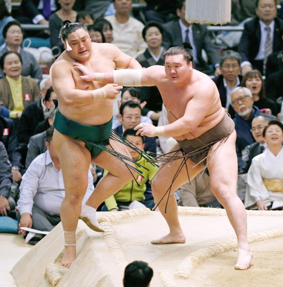 　３月１６日、隠岐の海を押し出した後、駄目押しで土俵下へ吹っ飛ばす白鵬