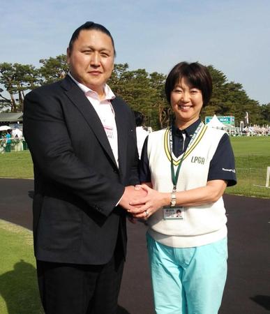　サロンパス杯会場を訪れ小林浩美ＬＰＧＡ会長（右）と握手する大島親方