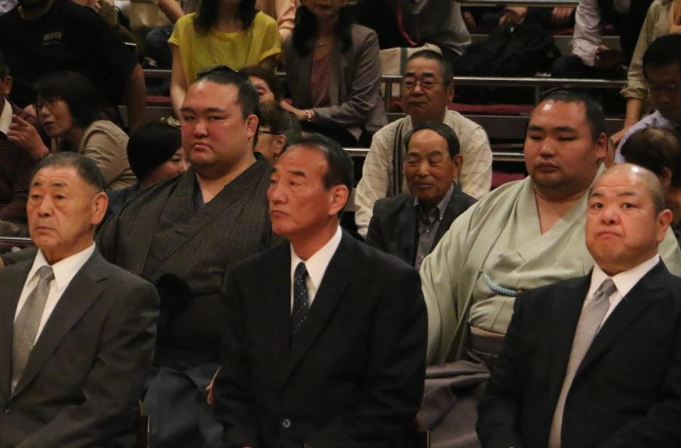 土俵祭りに臨む稀勢の里（後列左）と八角理事長（前列右端）ら