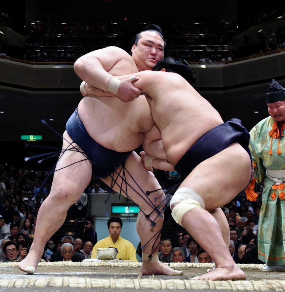 　妙義龍（右）を寄り切りで破った稀勢の里