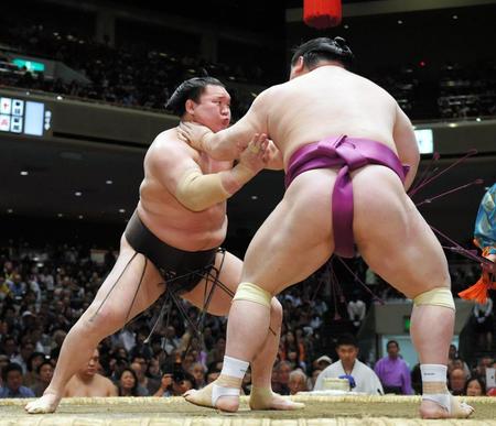 　宝富士（右）を下す白鵬