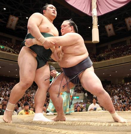 稀勢の里（右）が寄り切りで隠岐の海を下す