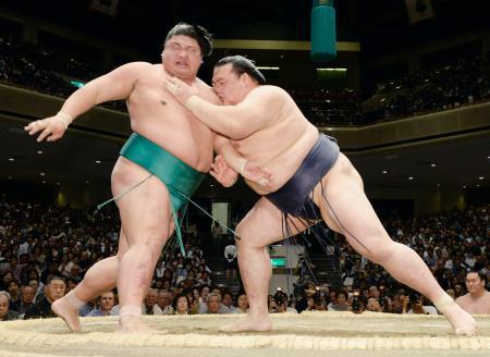 首位の白鵬、稀勢の里が８連勝