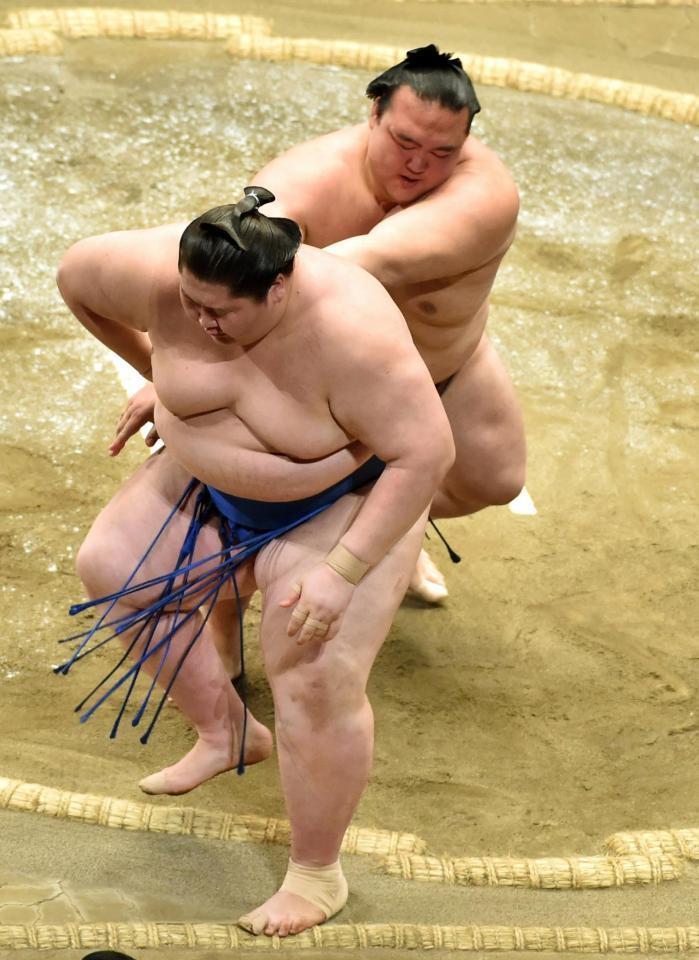 　稀勢の里（奥）が送り出しで逸ノ城を下す