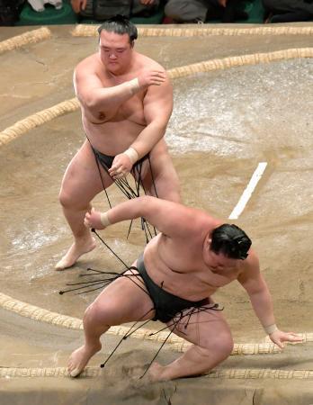 白鵬と稀勢が全勝守る、９日目