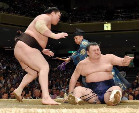 　勢を押し倒しで下した白鵬（左）