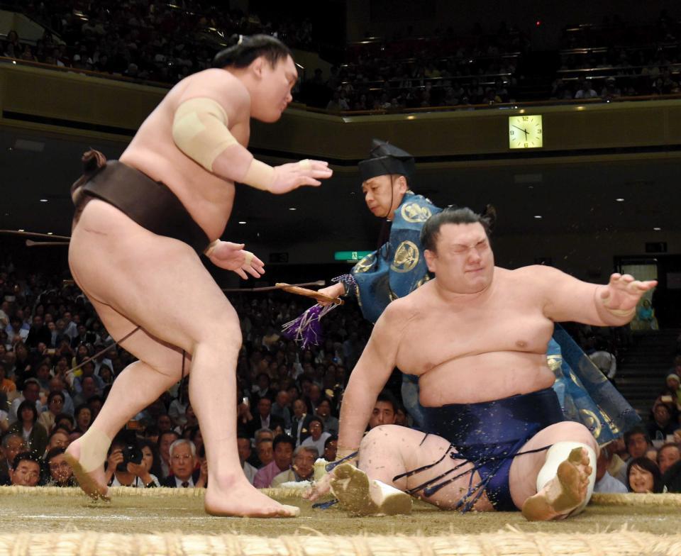 　勢を押し倒しで下した白鵬（左）