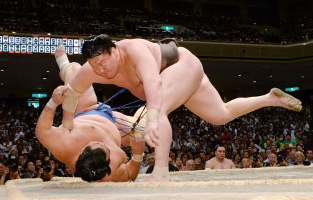 大相撲、白鵬と稀勢が全勝守る