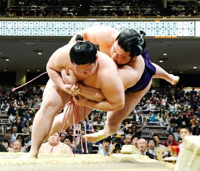 宇良、居反り失敗も腰投げで大逆転星