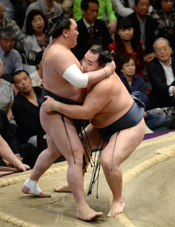 　鶴竜（右）が寄り切りで日馬富士を破る