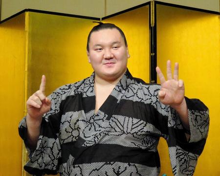 　通算１０００勝まで、あと１３勝を両手で表現する白鵬