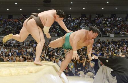 　３月の大相撲春場所で白鵬（左）に寄り切られた後、土俵下へ飛ばされる嘉風。右下は井筒親方＝エディオンアリーナ大阪