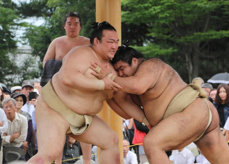 　高安（右）との三番稽古で汗を流す稀勢の里