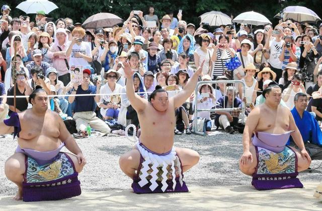 白鵬に「白鵬様！」３横綱奉納土俵入り