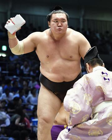 夏巡業 白鵬が右足親指骨折か 相撲 デイリースポーツ Online