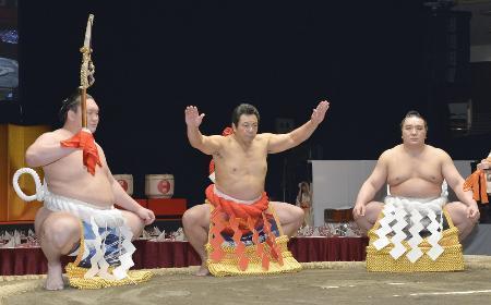 　還暦土俵入りを披露する元横綱千代の富士の九重親方。太刀持ちは横綱白鵬関、露払いは横綱日馬富士関＝２０１５年５月、東京・両国国技館