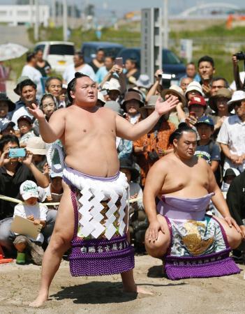 　宮城県名取市閖上の慰霊碑の前で、土俵入りを披露する横綱白鵬。露払いは玉鷲＝１２日午前