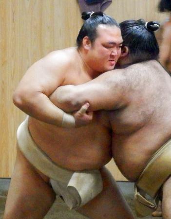 　熱のこもった稽古を披露した稀勢の里＝３０日、東京都江戸川区の田子ノ浦部屋