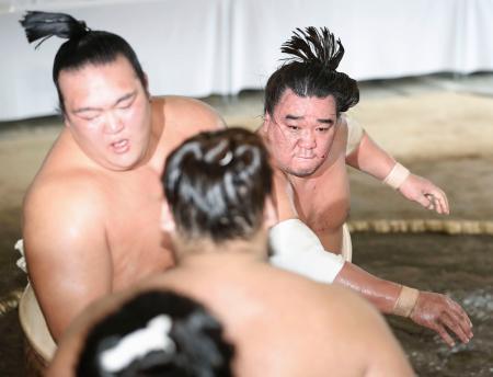 　稽古総見で日馬富士（右）に８戦全敗した稀勢の里＝両国国技館の相撲教習所