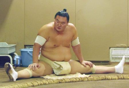 　朝稽古で脚の状態を確認する白鵬＝東京都墨田区の宮城野部屋