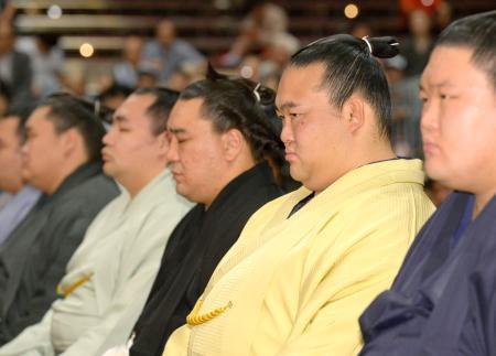 　土俵祭りに出席した大関稀勢の里（右から２人目）ら＝１０日、東京・両国国技館